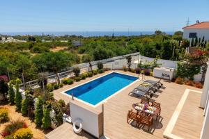 uma vista superior de uma piscina numa casa em Napa Bay View Villa 3 em Agia Napa