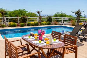 uma mesa com bebidas junto a uma piscina em Napa Bay View Villa 3 em Agia Napa