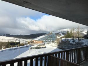 Uma vista geral da montanha ou uma vista da montanha a partir do apartamento