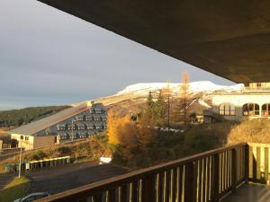 Uma vista geral da montanha ou uma vista da montanha a partir do apartamento