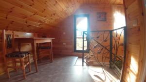 Habitación con escalera en una cabaña de madera en Casa Viorica și Luis, en Câmpulung Moldovenesc