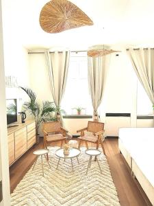 ein Wohnzimmer mit einem Bett, einem Tisch und Stühlen in der Unterkunft Les Lofts d'Artistes in Brüssel