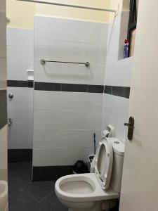 a bathroom with a toilet with the lid up at Spacious and Serene 1 bedroom apartments with a lake view and town view in Nakuru