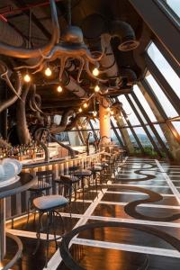 Un restaurant u otro lugar para comer en Marina resort Waterfront Minh Phu Quoc beach swimming pool