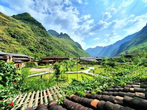 a view of a valley with mountains in the background at Xúa Vừ Homestay in Mèo Vạc