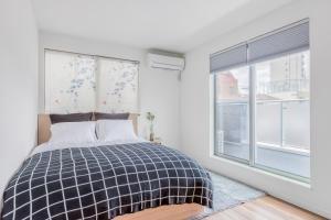 1 dormitorio con cama y ventana en 92sqm misa,House,Ueno sky tree area, free wifi 3LDK en Tokio