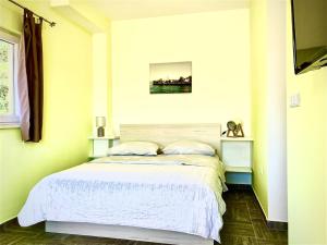 een slaapkamer met een wit bed in een kamer bij Villa Nostra vita in Blace