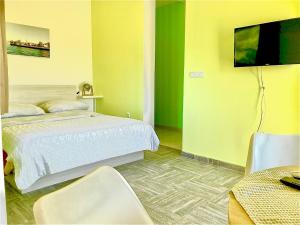 een slaapkamer met een bed en een flatscreen-tv bij Villa Nostra vita in Blace