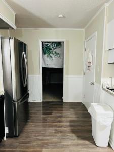 - une cuisine avec un réfrigérateur noir dans la chambre dans l'établissement The Lil' Yellow Door8, à Durant