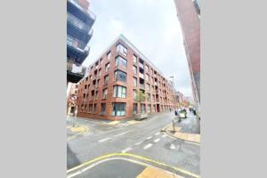 a view of an empty city street with buildings at Spacious 2-Bedroom Apartment in the Heart of Manchester - Ideal for Families or Groups in Manchester