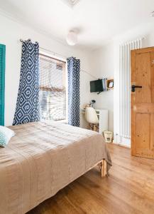 1 dormitorio con cama y ventana en Nice bedroom close to the train station and the city centre, en Norwich