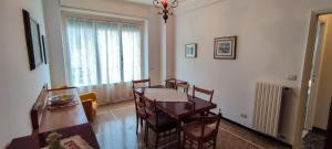 a dining room with a table and chairs and a window at Le Caravelle in Rapallo