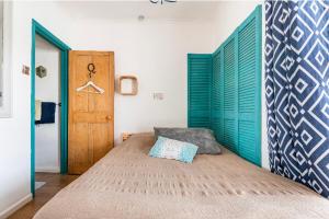 um quarto com uma cama com uma cabeceira verde em Nice bedroom close to the train station and the city centre em Norwich