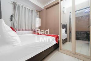 丹格朗的住宿－RedLiving Apartemen Paragon Village Karawaci - Ujang Rooms，一间卧室配有一张床和镜子