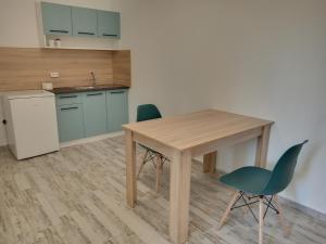 A kitchen or kitchenette at Apartment's Pita & Mare