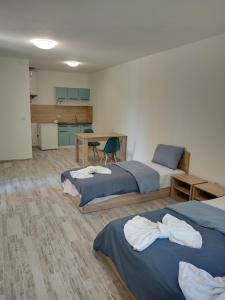 A bed or beds in a room at Apartment's Pita & Mare