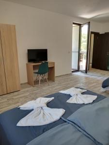 A bed or beds in a room at Apartment's Pita & Mare