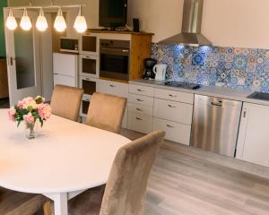 eine Küche mit einem Tisch und einer Blumenvase darauf in der Unterkunft Haus Oveney in Bochum