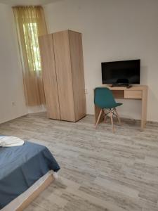 A television and/or entertainment centre at Apartment's Pita & Mare