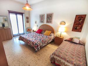 een slaapkamer met 2 bedden en een raam bij Ampio Trilocale 6 posti San Beach in San Benedetto del Tronto