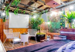 um quarto com cadeiras e um ecrã de projecção em 2 Bedroom Roof Terrace SPA with Sauna plus Jakuzzi and Outdoor Cinema em Londres