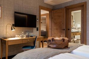 Postel nebo postele na pokoji v ubytování Löwen Hotel Montafon