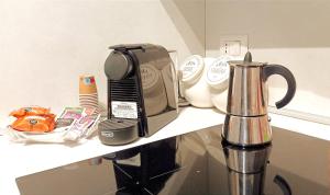 eine Arbeitsplatte mit einer Kaffeemaschine und einem Mixer in der Unterkunft Suite Mirella in Neapel