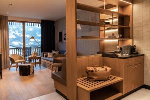 シュルンスにあるLöwen Hotel Montafonのロビー付きのホテルルーム