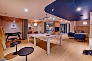 salon ze stołem do ping ponga w obiekcie BlueApart Apartamenty Hotelowe Nexo II w mieście Puck