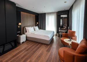 伊斯坦堡的住宿－波斯佛拉酒店，一间带大床的卧室和一间客厅