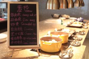 un menú para un restaurante con cubos de comida en Jinhua Marriott Hotel, en Jinhua