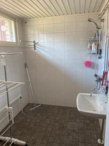 a bathroom with a shower and a sink at Omakotitalo Kiteen keskustassa in Kitee
