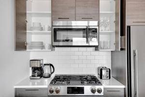 A cozinha ou cozinha compacta de Downtown BK 1BR w WD Deck nr TJ NYC-879