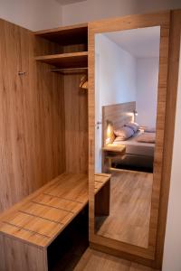 um espelho num quarto com uma cama e um quarto em Gästezimmer Düll em Dettelbach