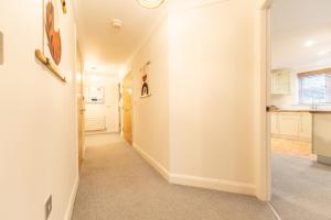 un pasillo de una casa con paredes blancas en Harmonious 2Bed Apartment-Suits Contractors en Leeds