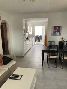 Kuchyň nebo kuchyňský kout v ubytování Detached Extended Lola Villa