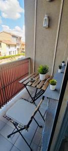 uma varanda com duas mesas e vasos de plantas sobre ela em Apartment Il Monte Old Bridge em Florença