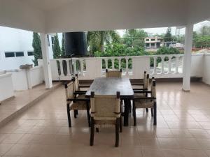 a dining room table and chairs on a balcony at Hotel/Hostal Casa Blanca in Aquismón