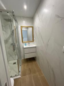 Bilik mandi di ALCALA LUXURY piso de 80m con 3 habitaciones 2 baños y terraza +26 gambar
