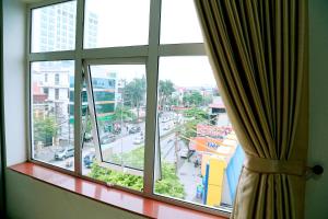een raam met uitzicht op een stadsstraat bij Ninh Bình City Backpackers Hostel in Ninh Binh