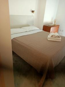 un letto con due asciugamani sopra di Appartamenti Speedy a Fiumicino