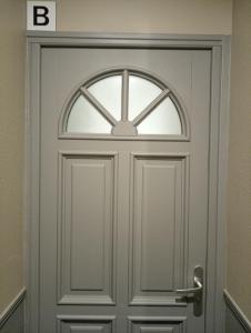 a door with a window on top of it at Résidence du Temple in Meaux