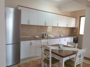 A cozinha ou cozinha compacta de Jozi Kaiser Apartment 1