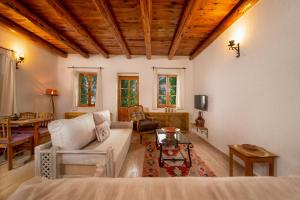 Телевизор и/или развлекательный центр в Watermill Villa & Hotel Faralya