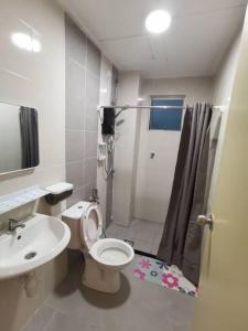 La salle de bains est pourvue de toilettes, d'un lavabo et d'une douche. dans l'établissement Ipoh Klebang CP Homestay, à Ipoh