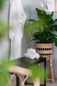 una stanza con asciugamani su un tavolo con una pianta di Hotell Kramm a Kramfors