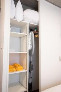um armário com prateleiras e almofadas brancas em Laffitte Okachimachi - Vacation STAY 8303 em Tóquio
