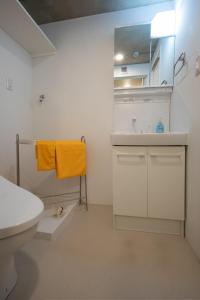 uma casa de banho branca com um lavatório e um WC em Laffitte Okachimachi - Vacation STAY 8303 em Tóquio