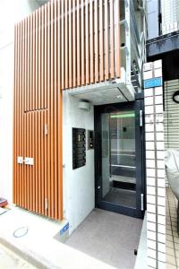 uma entrada para um edifício com uma porta em Laffitte Okachimachi - Vacation STAY 8303 em Tóquio
