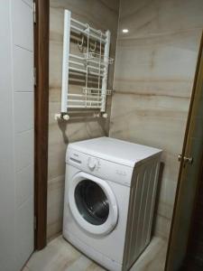 - Lavadora y secadora en una habitación pequeña en Home Home en Çavuş